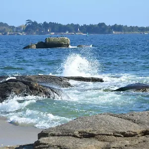 Corniche: Tranquil Seaside With Multilingual Service France